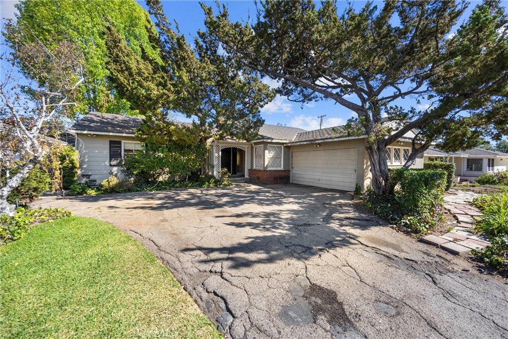 1056 Cerritos