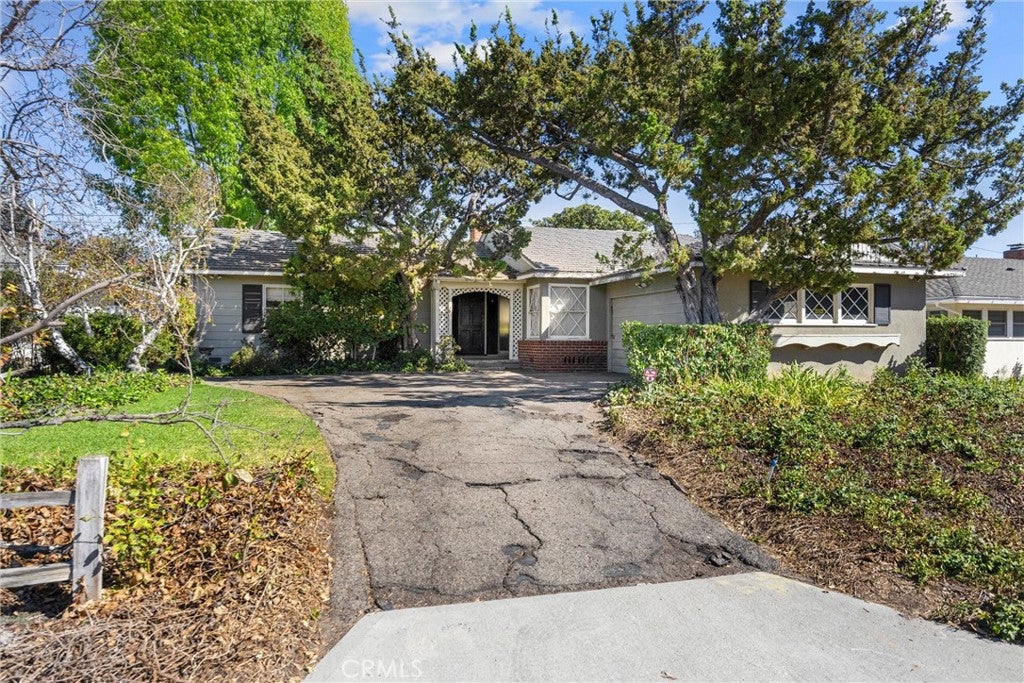 1056 Cerritos