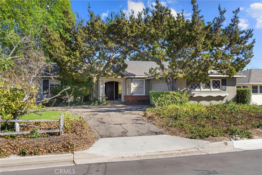 1056 Cerritos