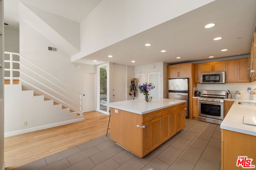 Photo of 11925 Goshen Avenue #4, Los Angeles, CA 90049 (MLS # 25612455)