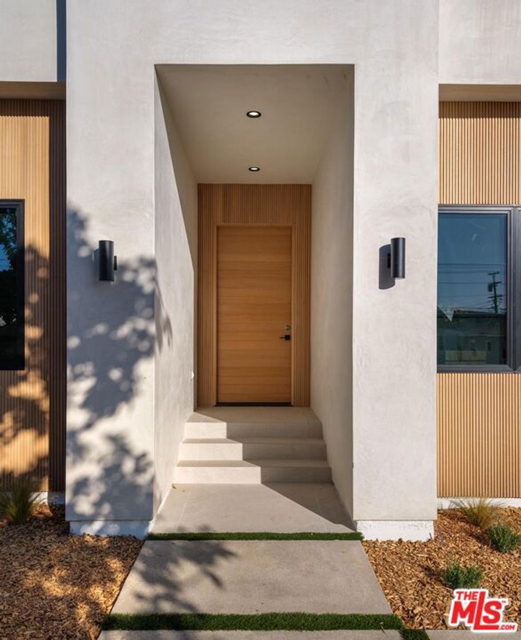 Photo of 8404 Gonzaga Avenue, Los Angeles, CA 90045 (MLS # 26632519)