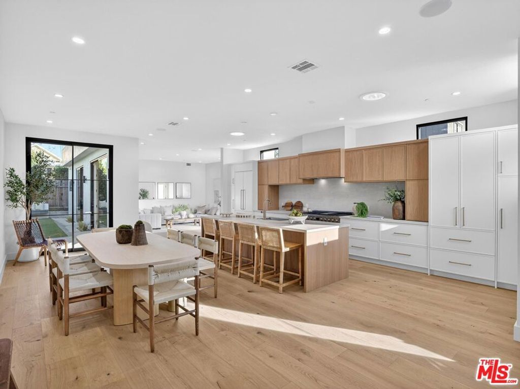 Photo of 8404 Gonzaga Avenue, Los Angeles, CA 90045 (MLS # 26632519)