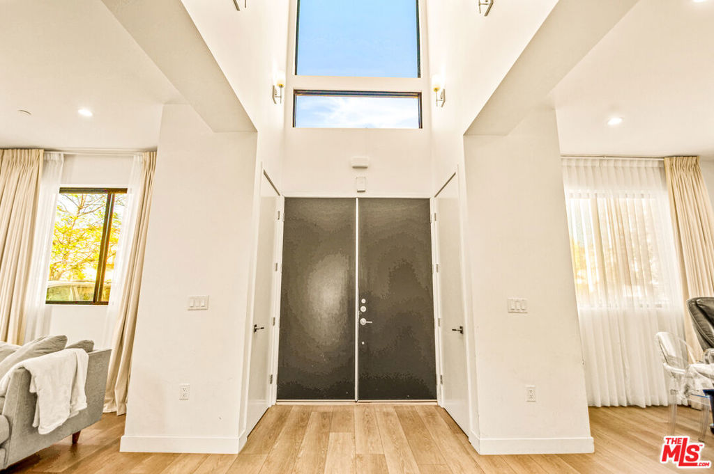 Properties 2 535 N Formosa Avenue