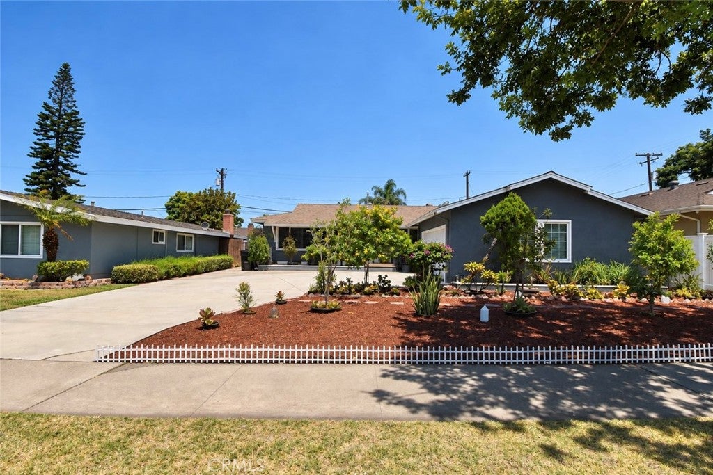 1521 W Crone