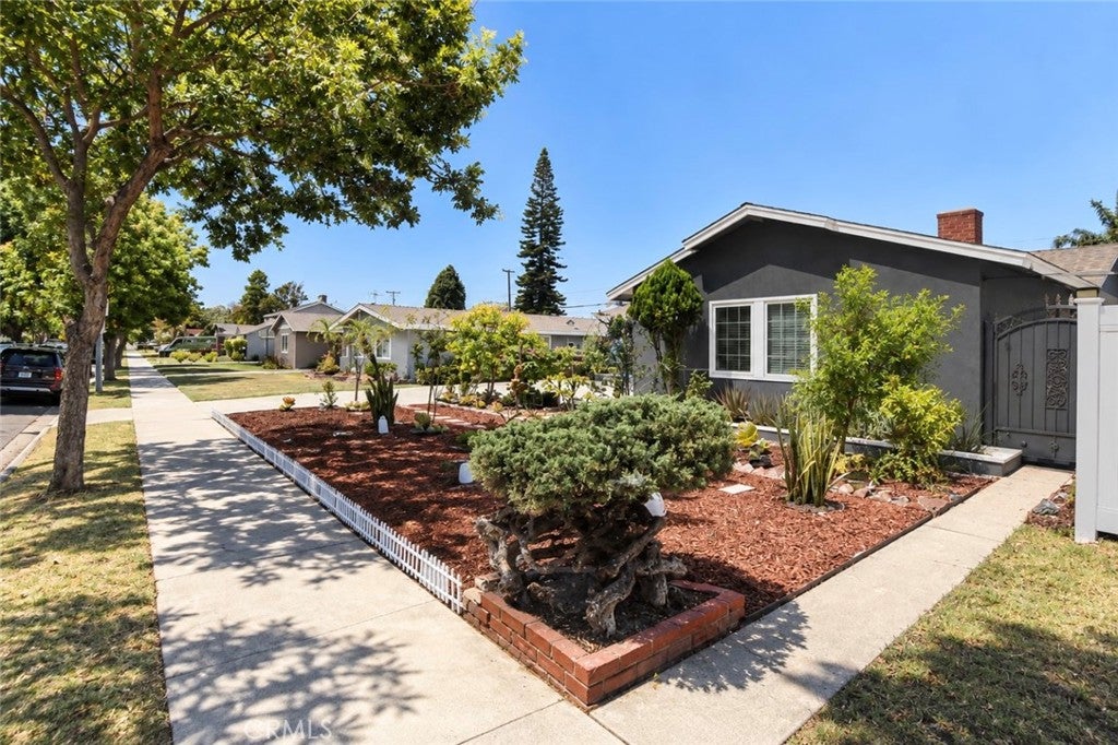 1521 W Crone