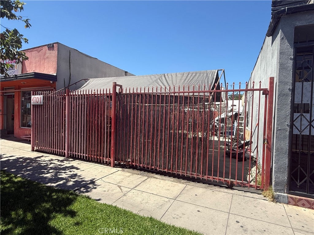 4701 1/2 E Compton Boulevard