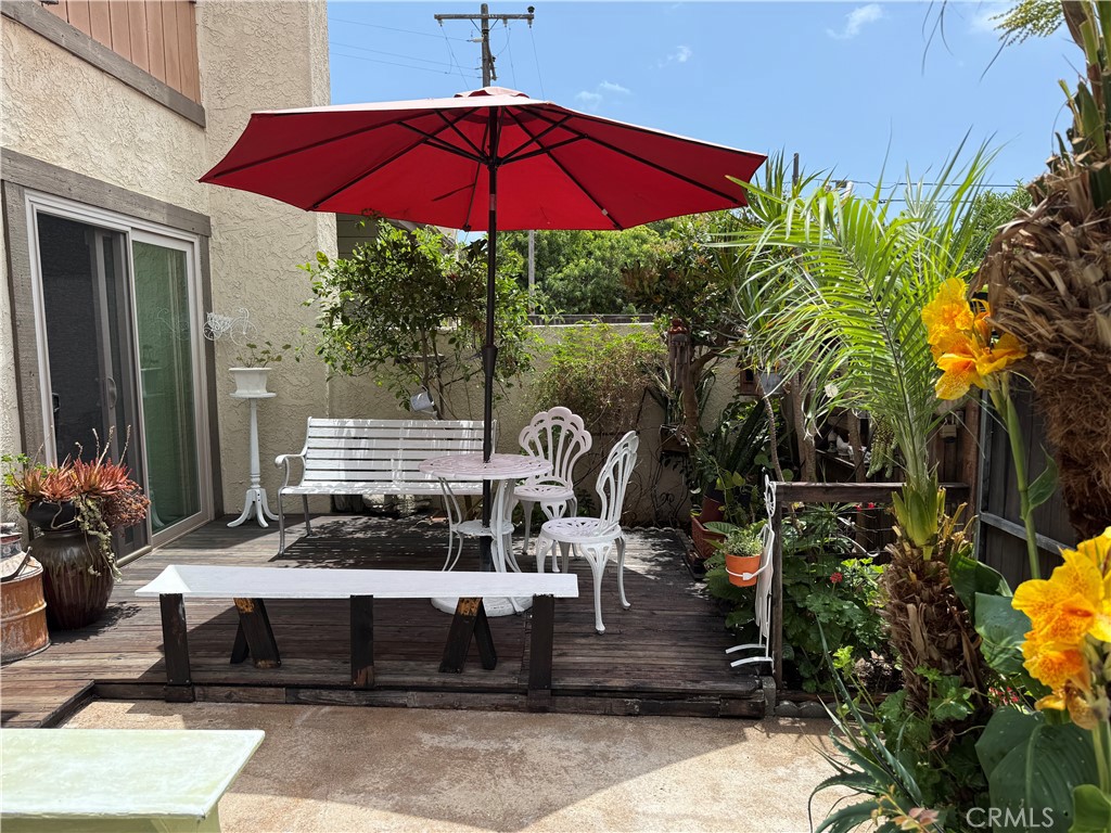 Welcome to the largest model in the desirable Pueblo Del Sol community! This well-maintained 2-story townhouse (not 3-story) offers a comfortable and convenient layout with high ceilings and a private, beautifully landscaped patio—perfect for relaxation or entertaining.
The interior features quality laminate wood flooring throughout, an upgraded kitchen with granite countertops and well-kept cabinetry, and modernized bathrooms with tasteful finishes. The spacious master suite includes a huge walk-in closet plus an additional wall closet for ample storage.
Enjoy the convenience of an attached 2-car garage with direct access, along with washer and dryer hookups located in the garage. Please note, there is no air-conditioning.
The property is ideally located near UCLA Harbor Medical Center, the 110 Freeway, and just 10 minutes from the beach. Community amenities include a pool and clubhouse. No pets allowed. Tenant is responsible for electricity, gas, and water.