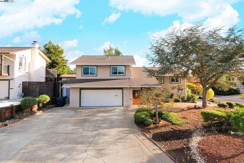 Photo of 27956 Edgecliff Way Way, Hayward, CA 94542 (MLS # 41117861)