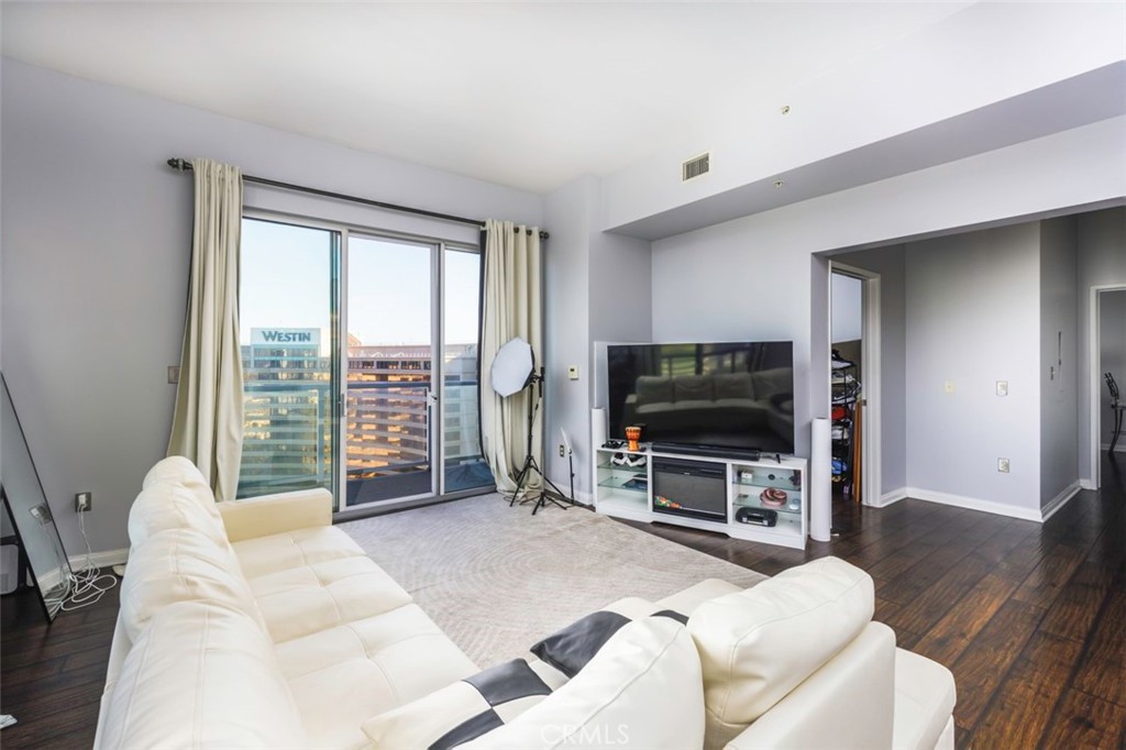 388 E Ocean 1614