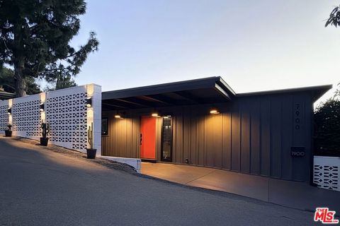 Photo of 7900 Willow Glen Road, Los Angeles, CA 90046 (MLS # 26846629)