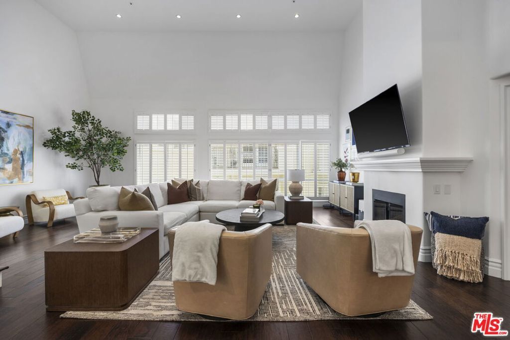 Photo of 11690 Montana Avenue #306, Los Angeles, CA 90049 (MLS # 25589643)