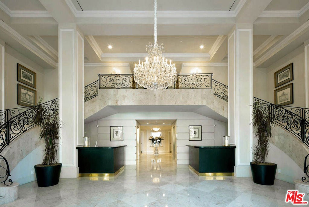 Photo of 425 N Maple Drive #206, Beverly Hills, CA 90210 (MLS # 26997541)
