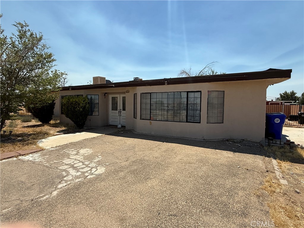 Prime Investor Opportunity in Apple Valley! Don’t miss this 3-bedroom, 2-bath home on a spacious lot with a circular driveway and an enclosed backyard. Bursting with potential, this property is ideal for a remodel, flip, or high-demand rental. The generous lot offers room to expand, add outdoor amenities, or create your dream retreat. Located in the growing High Desert market, this is the perfect canvas for investors, flippers, or creative buyers looking to maximize value.