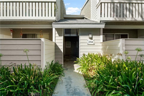Photo of 27646 Susan Beth Way #L, Saugus, CA 91350 (MLS # SR26208340)