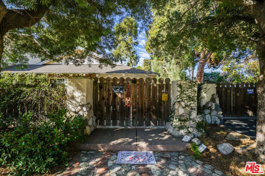 Photo of 5509 Oakdale Avenue, Woodland Hills, CA 91364 (MLS # 25537723)