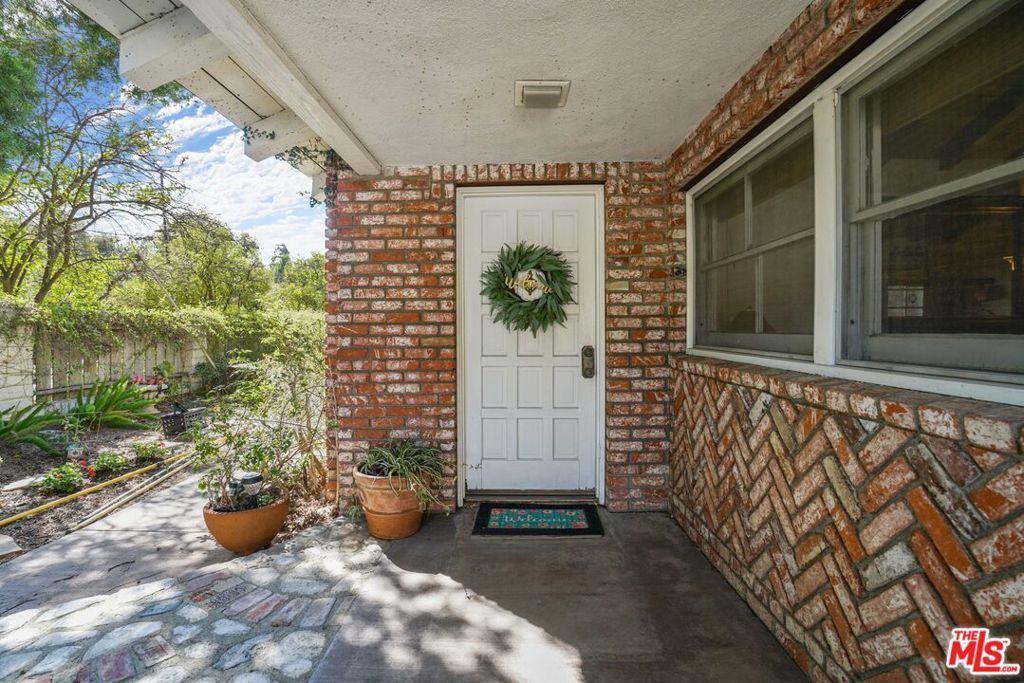 Photo of 5509 Oakdale Avenue, Woodland Hills, CA 91364 (MLS # 25537723)