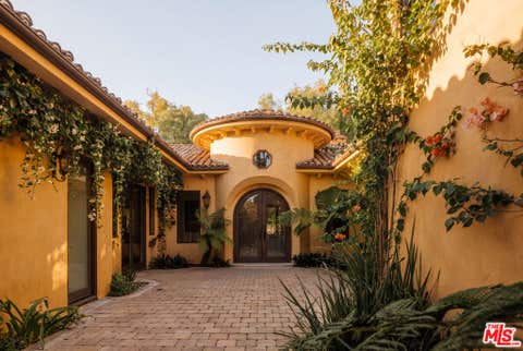 Photo of 5605 Fairhaven Avenue, Los Angeles, CA 91367 (MLS # 26881811)