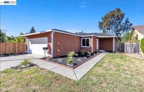Photo of 883 Inverness Ct CT, Fairfield, CA 94533 (MLS # 41140638)
