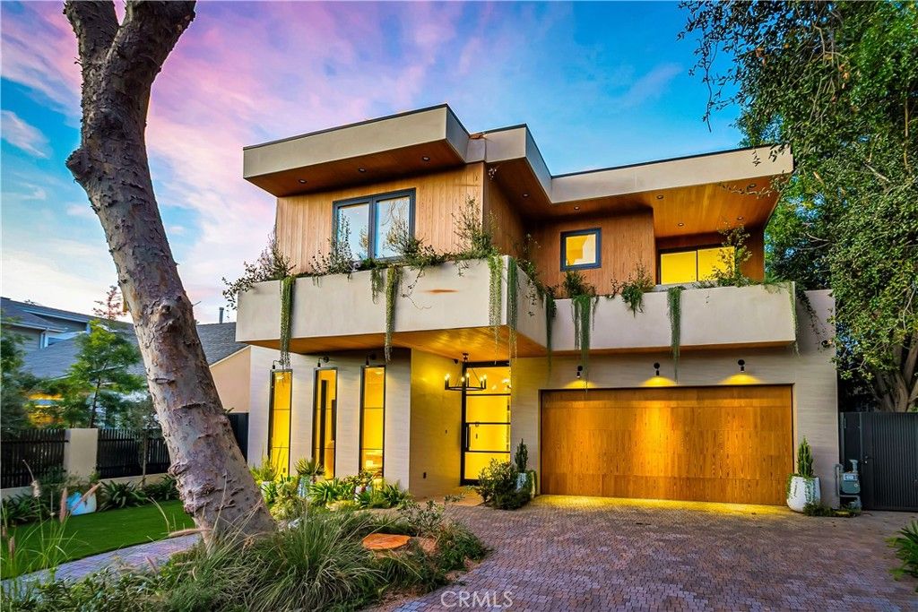 Photo of 13221 Hesby, Sherman Oaks, CA 91423 (MLS # SR26011069)