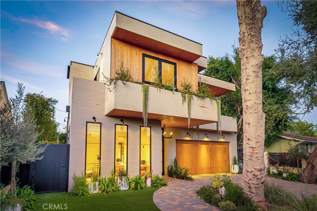 Photo of 13221 Hesby, Sherman Oaks, CA 91423 (MLS # SR26011069)