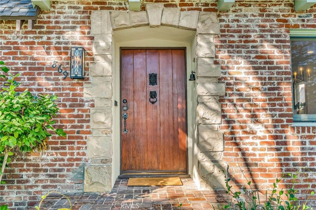 Photo of 869 Cumberland Road, Glendale, CA 91202 (MLS # AR25241482)