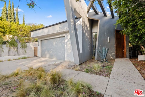 Photo of 2084 Vine Street, Los Angeles, CA 90068 (MLS # 26104577)