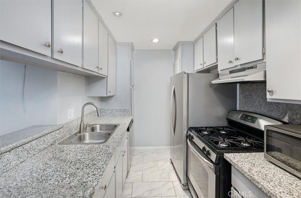 Photo of 5700 Etiwanda Avenue #154, Tarzana, CA 91356 (MLS # SR25242665)