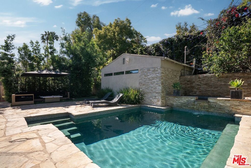 Photo of 107 S Gardner Street, Los Angeles, CA 90036 (MLS # 25595023)