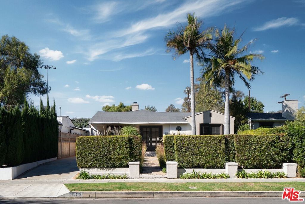 Photo of 107 S Gardner Street, Los Angeles, CA 90036 (MLS # 25595023)
