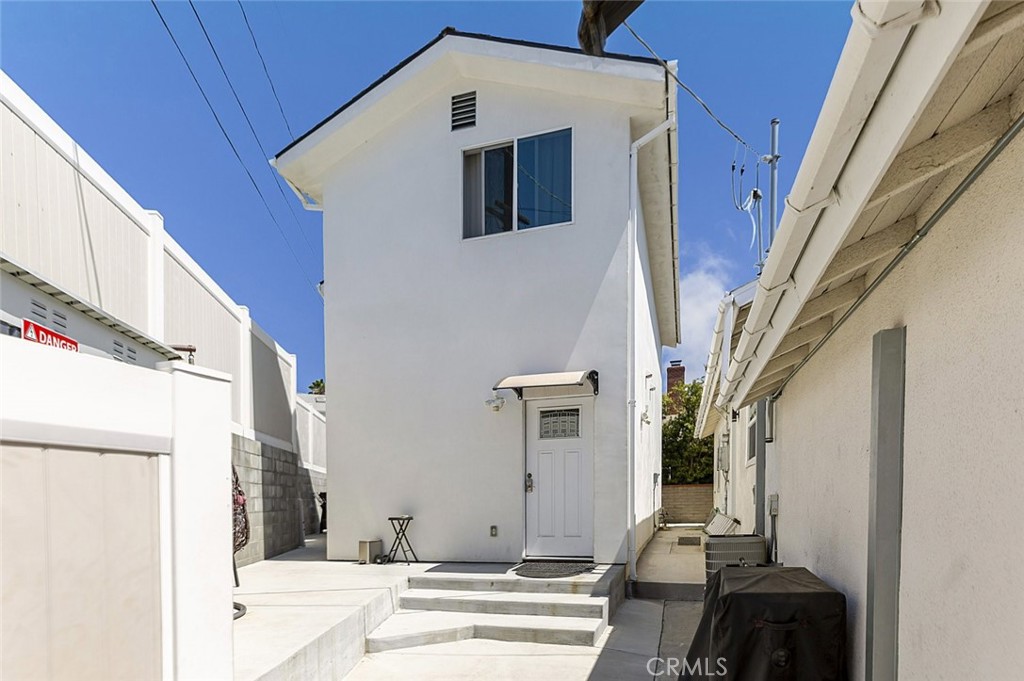 Welcome to this brand new 600 sq. ft. ADU nestled in a quiet residential neighborhood near the foothills of Burbank. This beautifully designed unit offers a contemporary open floor plan with sleek modern finishes throughout perfectly suited for up to three occupants. Once inside a stylish kitchen equipped with ample cabinetry and brand-new appliances, seamlessly flowing into a spacious living area ideal for both relaxing and entertaining. Enjoy the convenience of your in-unit washer and dryer, included at no extra cost. Outside, you'll find easy and hassle-free street parking with no street cleaning restrictions a rare find in the area. Located just minutes from major freeways, studios, parks, and local dining, this unit delivers both comfort and convenience in one of Burbank's most desirable pockets.