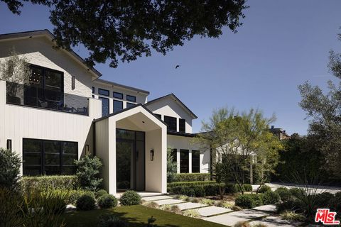 Photo of 13907 Chandler Boulevard, Sherman Oaks, CA 91401 (MLS # 26786241)