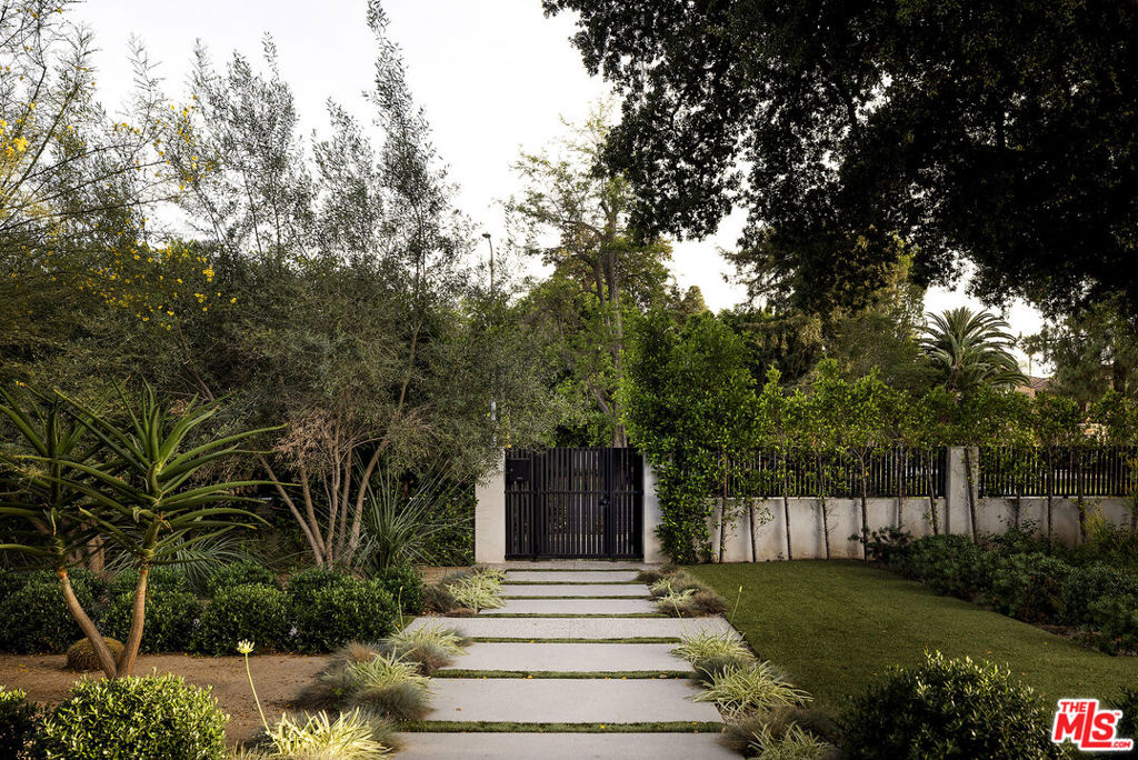 13907 Chandler Boulevard