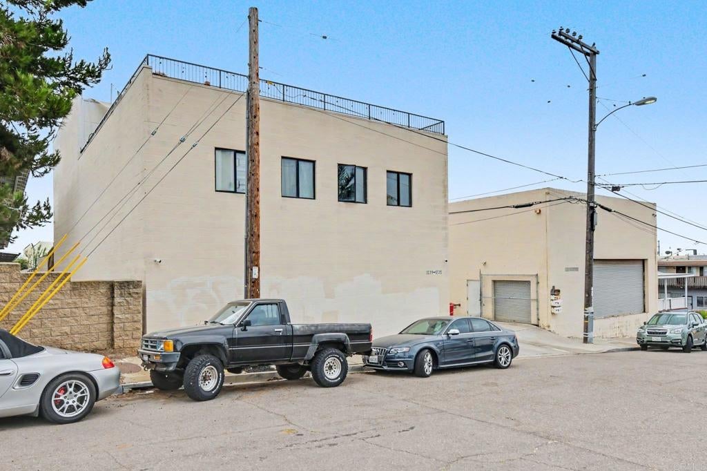 1235 Cushman Ave