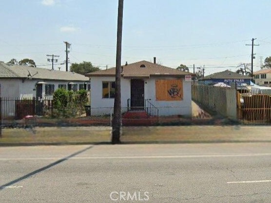 Investors and Flippers, Cash offers only. Classic bungalow located in the Vermont Vista area of Los Angeles, This 1955 4 plex consists of one 2520 sq/ft building with four, 1 bed and 1 bath, approx 620 sq/ft each. Unit 9618 has been cleaned out and taken down to studs ready for you to complete the interior. The lot is 5968 sq/ft with 3 off street parking space at the back of the property. Located close downtown Los Angeles and Los Angeles International Airport.