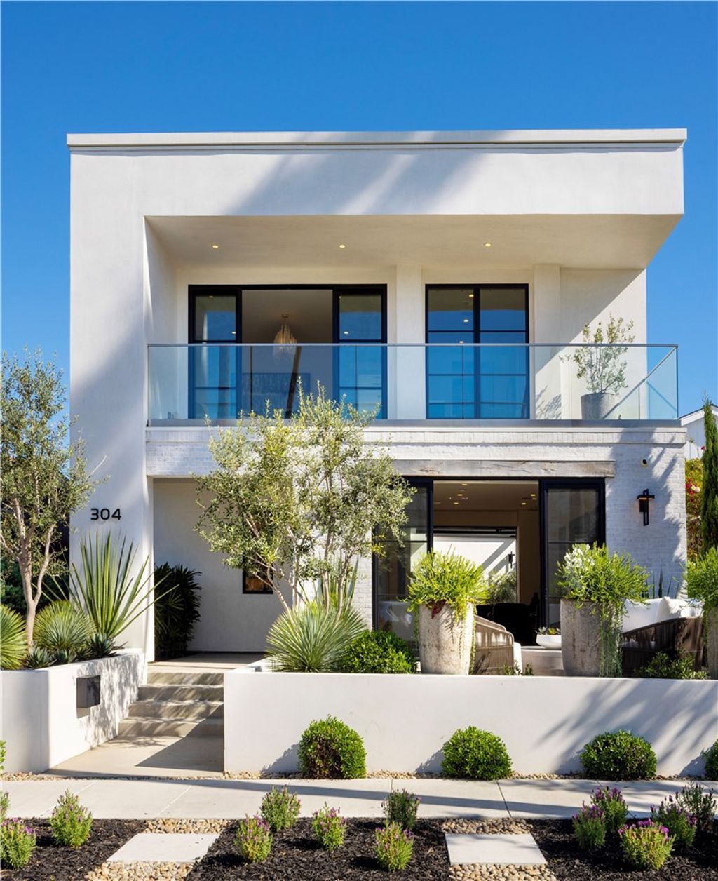 Photo of 304 Goldenrod Avenue, Corona Del Mar, CA 92625 (MLS # NP26058399)