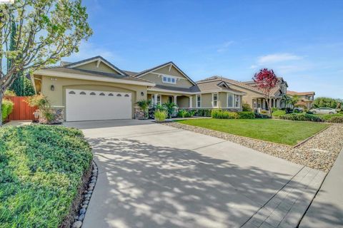 Photo of 608 Big Basin Dr Dr, Brentwood, CA 94513 (MLS # 41127833)