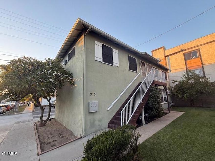 Centrally located in the city of Glendale, this airy 1 bedroom and 1 bathroom apartment is available for rent. It has hardwood floors, kitchen with appliances and a sitting area in the kitchen.