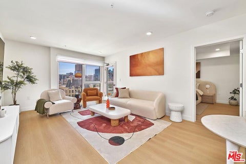 Photo of 510 S Oxford Avenue #710, Los Angeles, CA 90020 (MLS # 26866499)