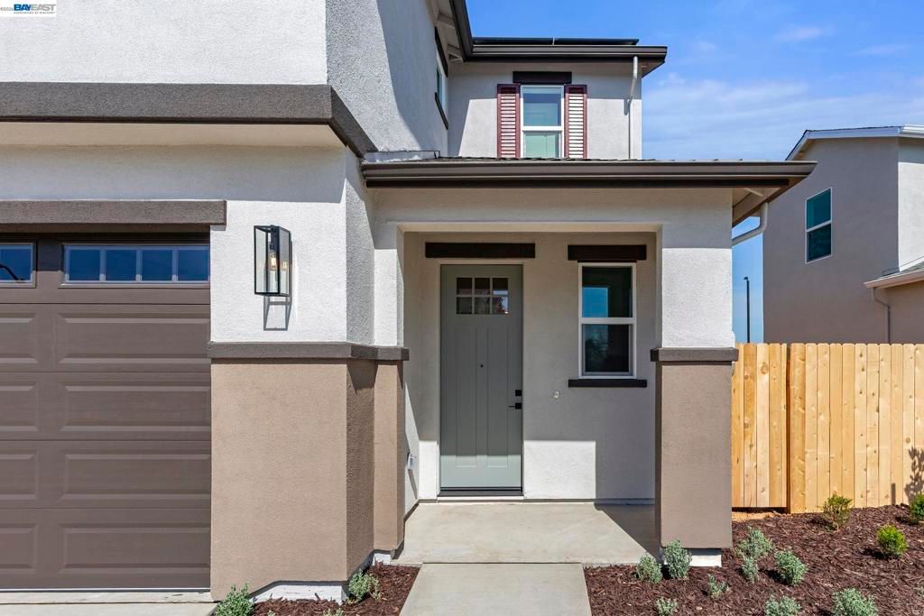 Photo of 863 Pecan Tree Ln Ln, Galt, CA 95632 (MLS # 41128913)