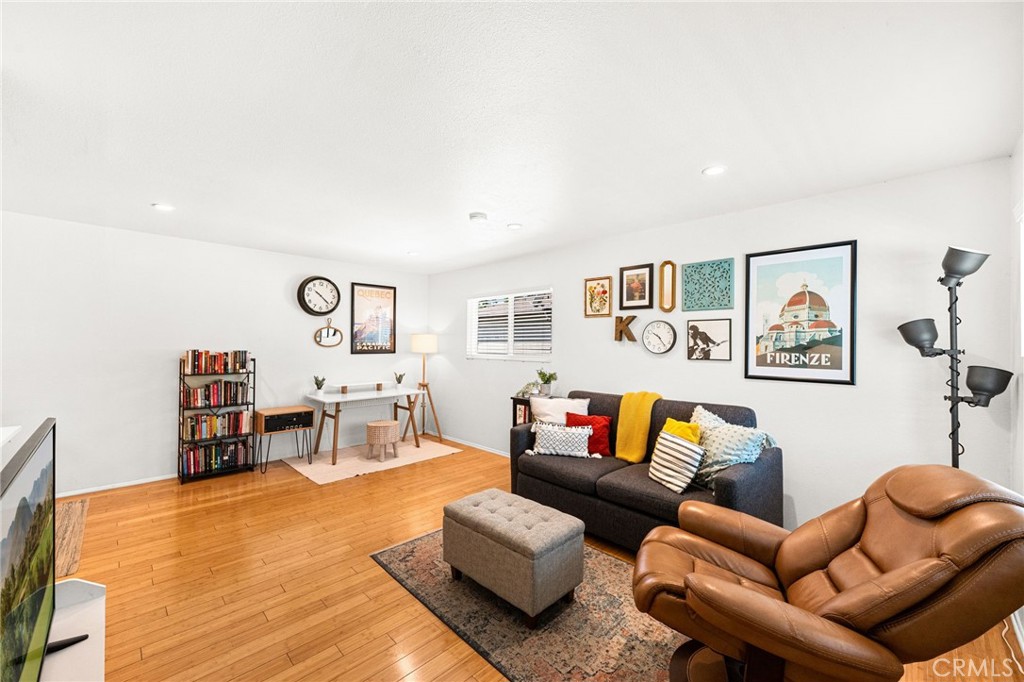 1105 W Calle De La Luna 4