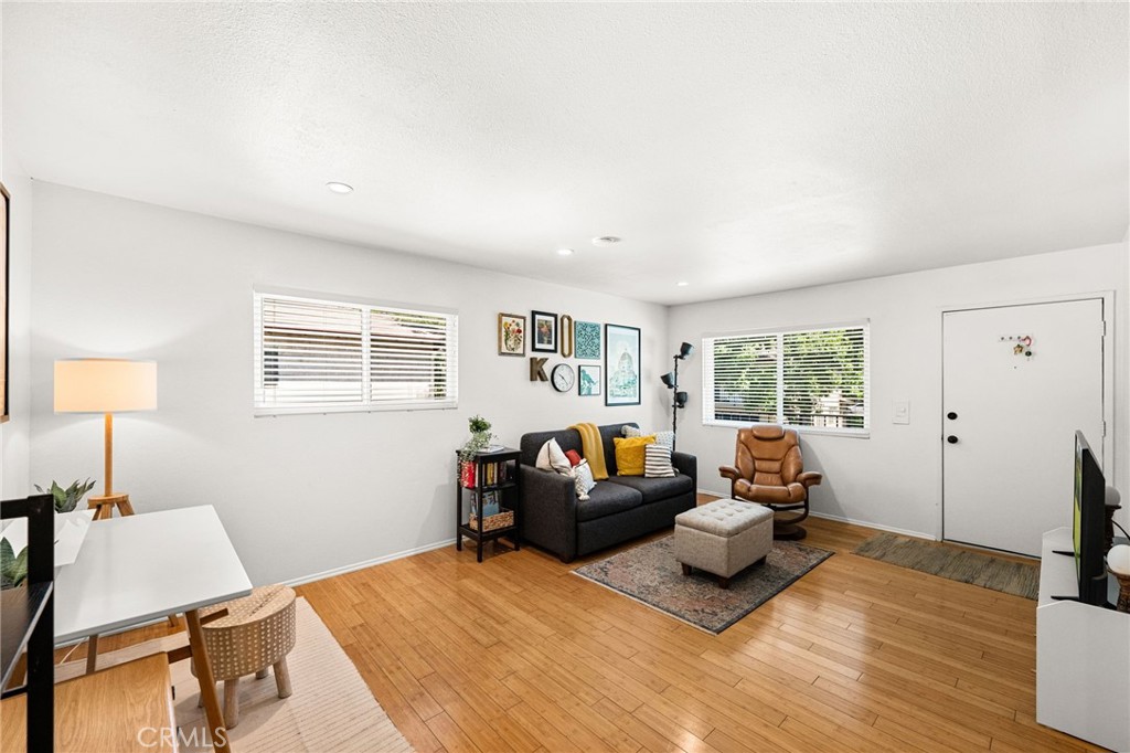 1105 W Calle De La Luna 4