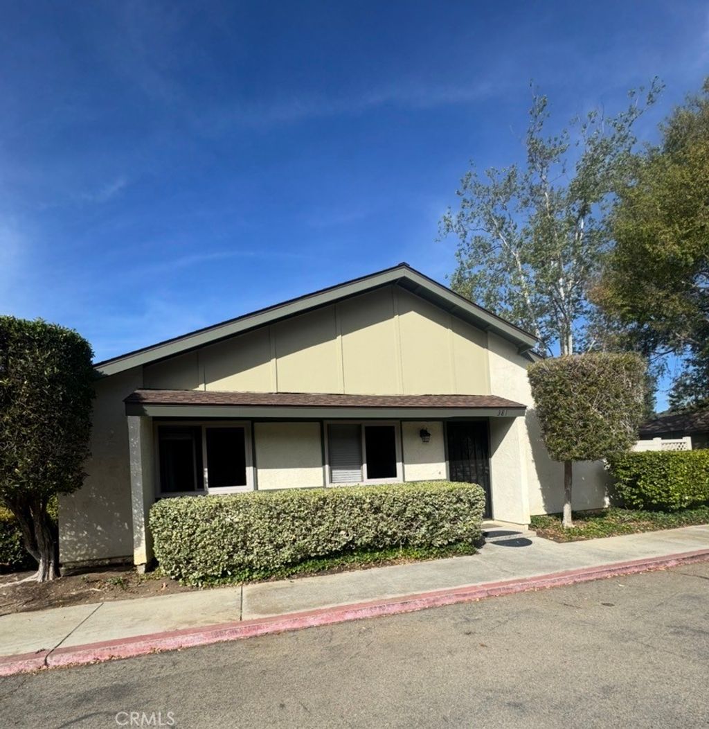 Photo of 381 Roundtree Glen Gln, Escondido, CA 92026 (MLS # SW26058363)