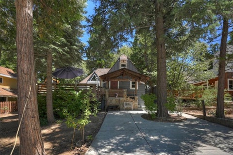 Photo of 311 Hemlock DR, Lake Arrowhead, CA 92352 (MLS # IG26184174)