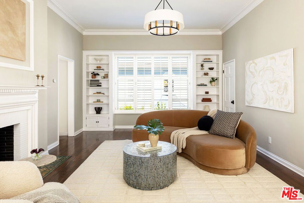 Photo of 118 1/2 N Flores Street, Los Angeles, CA 90048 (MLS # 25615189)