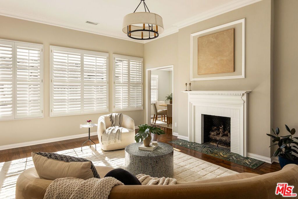 Photo of 118 1/2 N Flores Street, Los Angeles, CA 90048 (MLS # 25615189)