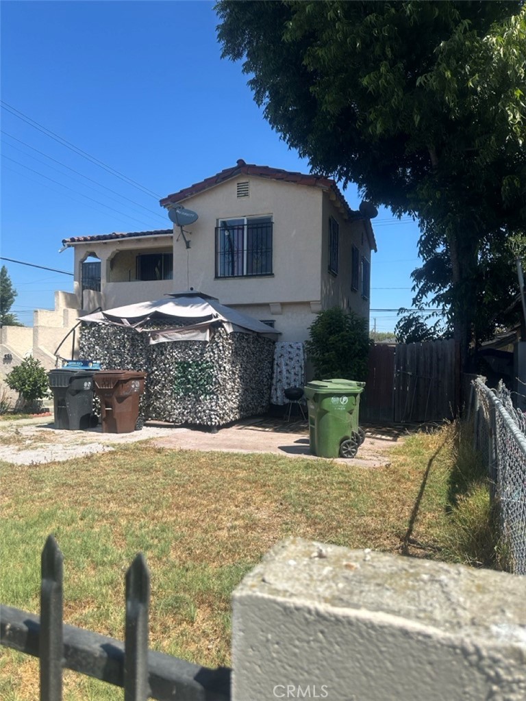 Main image without alt text