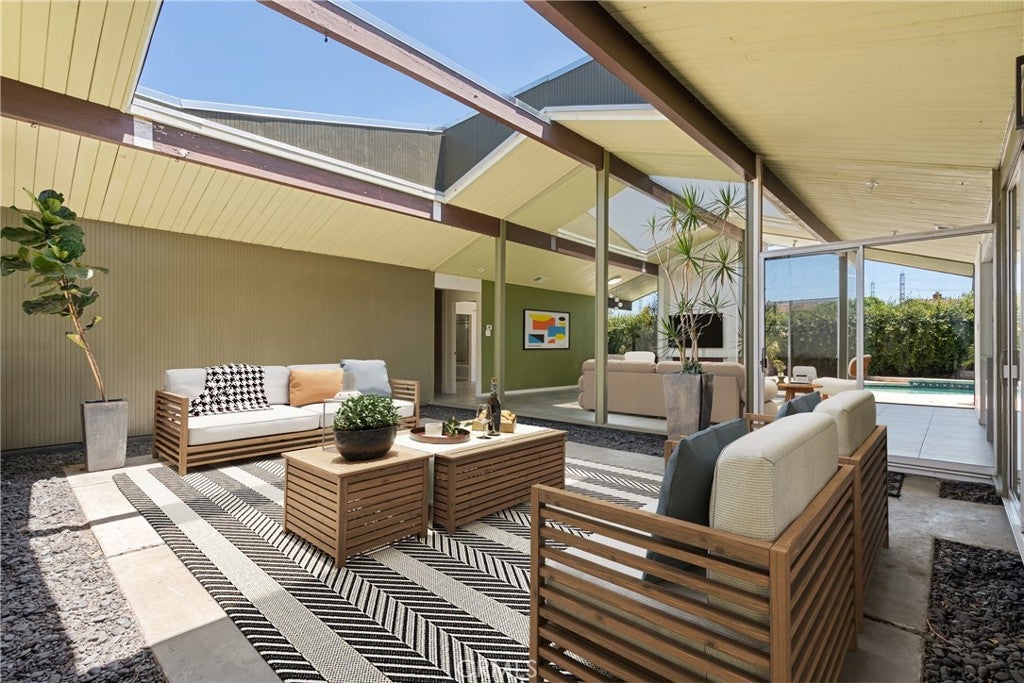 626 E Palmdale