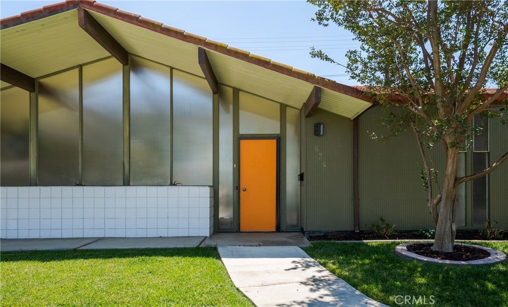 626 E Palmdale