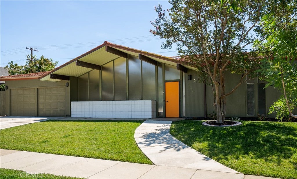 626 E Palmdale