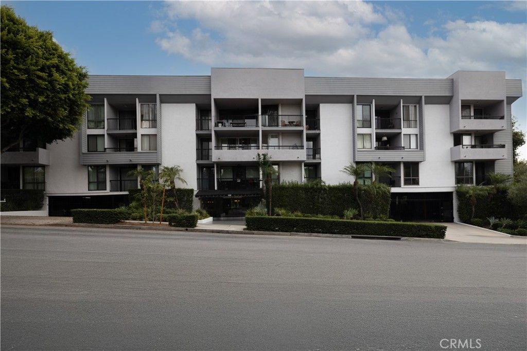 Photo of 906 Doheny Drive #303, West Hollywood, CA 90069 (MLS # OC25218500)